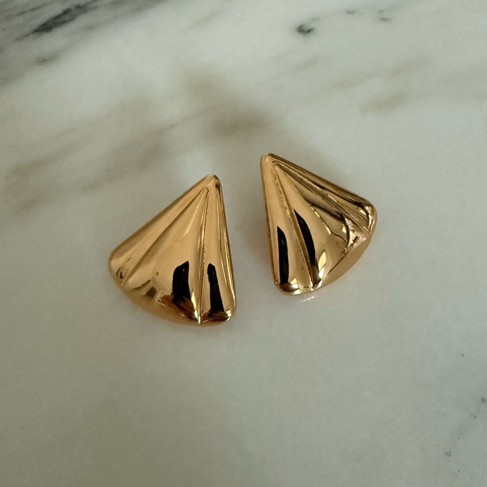 Elegant Gold Shell Earrings